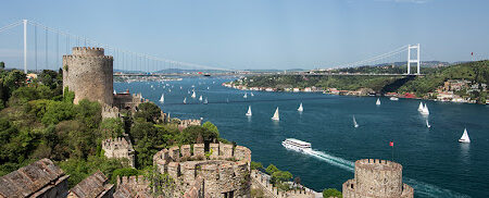 پل بغاز، شاهکار مهندسی استانبولپل بغاز در استانبول، تنگه بسفر، بین دو قاره آسیا و اروپا قرار دارد. این پل که در سال ۱۹۷۳ ساخته شد، با طول ۱۵۳۶ متر یکی از بلندترین پلهای معلق جهان است. نام "بغاز" به معنی "گلوگاه" به علت موقعیت جغرافیایی خاص پل در تنگه بسفر به آن داده شده است. برای رسیدن به پل میتوانید از مترو خط M2 (کاباتاش) یا اتوبوس استفاده کنید. هزینه ساخت پل بغاز در زمان ساخت حدود ۲۰۰ میلیون دلار بوده است. این پل نه تنها یک شاهکار مهندسی است، بلکه نمادی از ارتباط دو قاره و تسهیل حمل و نقل در استانبول به شمار میرود. پل بغاز